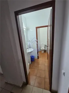 Spatiu cu vitrina la strada. - foto 5