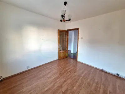 Apartament 3 decomandate, etaj 2, zona Milcov-Bacau - foto 4