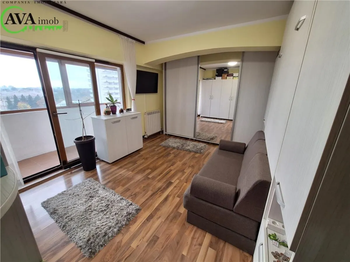 Apartament 4 camere, 3 balcoane, zona centru - foto 1