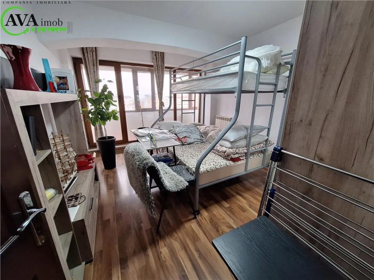 Apartament 4 camere, 3 balcoane, zona centru - foto 9