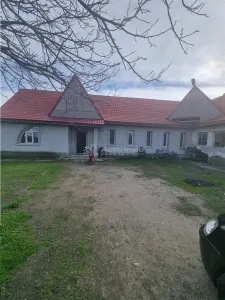 Casa deosebita  Storobaneasa si domeniu  10000 mp(fosta cladire administrativa cantina PCR) - Storobaneasa