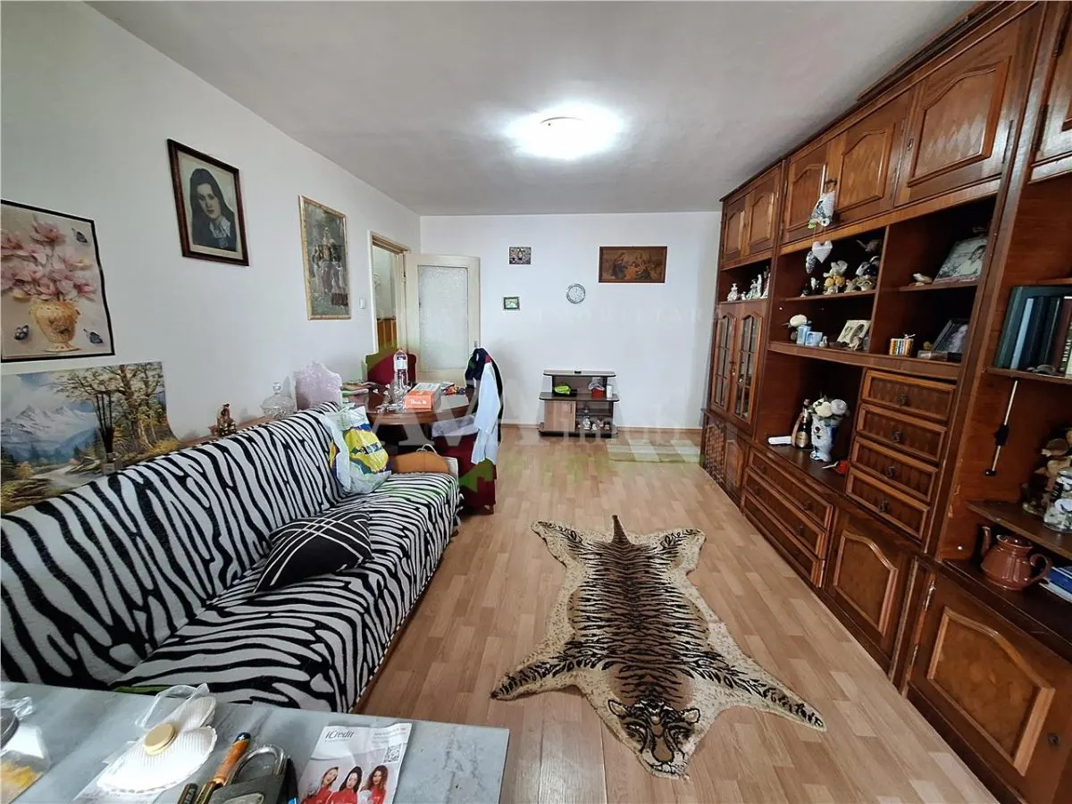 Apartament  2 camere semidecomandat , zona Milcov - foto 1