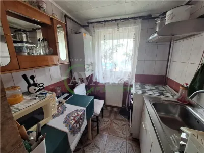 Apartament  2 camere semidecomandat , zona Milcov - foto 4
