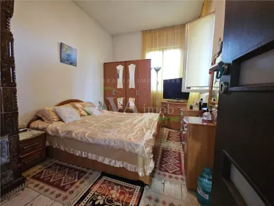 Casa spatioasa de vanzare in centrul satului Racaciuni – teren generos, livada, anexe - foto 3