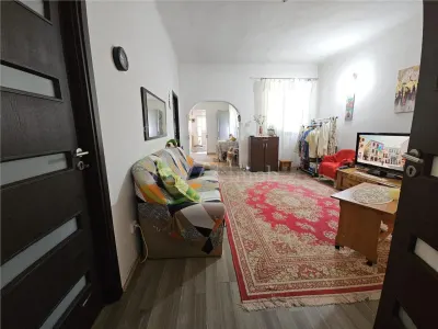 Casa spatioasa de vanzare in centrul satului Racaciuni – teren generos, livada, anexe - foto 6