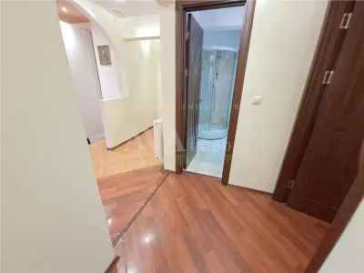 Apartamnet 3 decomandate, etaj 2, cu 2 bai, centrala, zona Ura - foto 17