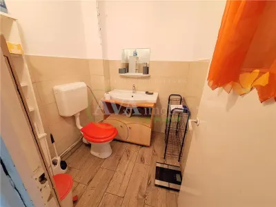 Apartament 3 camere semidecomandat zona Milcov - foto 9
