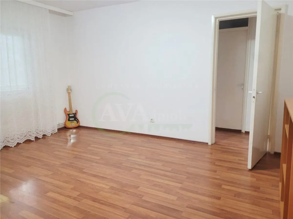 Apartament 3 camere semidecomandate, zona Mioritei - foto 2