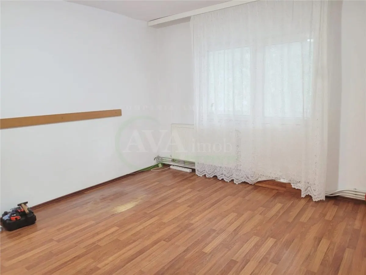 Apartament 3 camere semidecomandate, zona Mioritei - foto 4