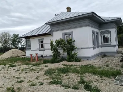 Casa individuala reconditionata partial-Teren 900 mp-Toate utilitatile-Gaz la poarta-Asfalt - foto 2