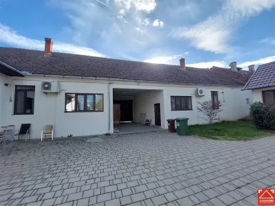 Casa mare, cu teren generos, pentru locuit sau afacere, in Santana - foto 17