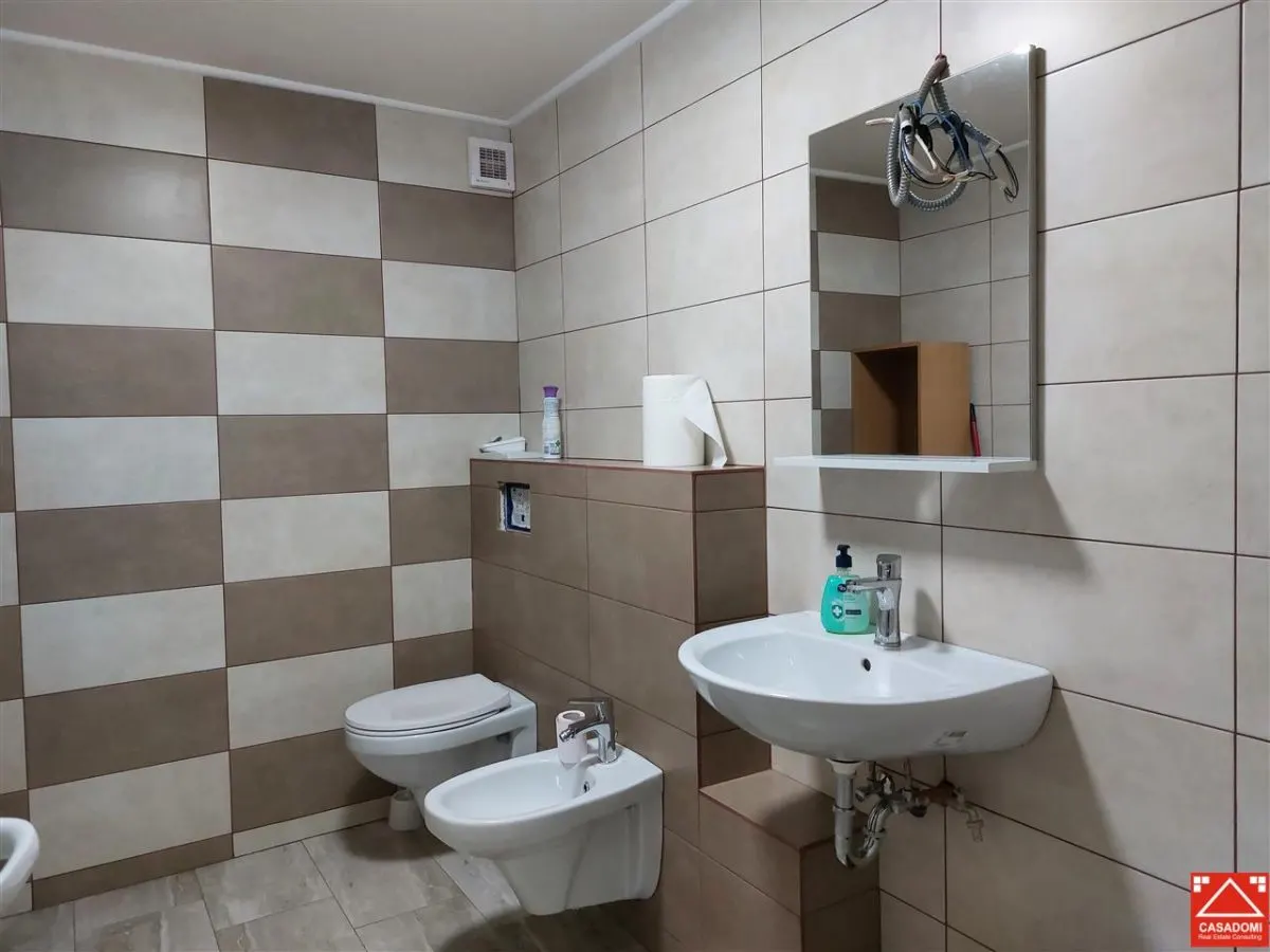 Casa mare pentru locuit sau birouri! De inchiriat sau de vanzare! - foto 6