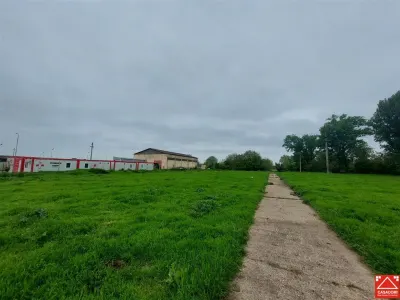 Teren intravilan cu potential multiplu! - foto 4