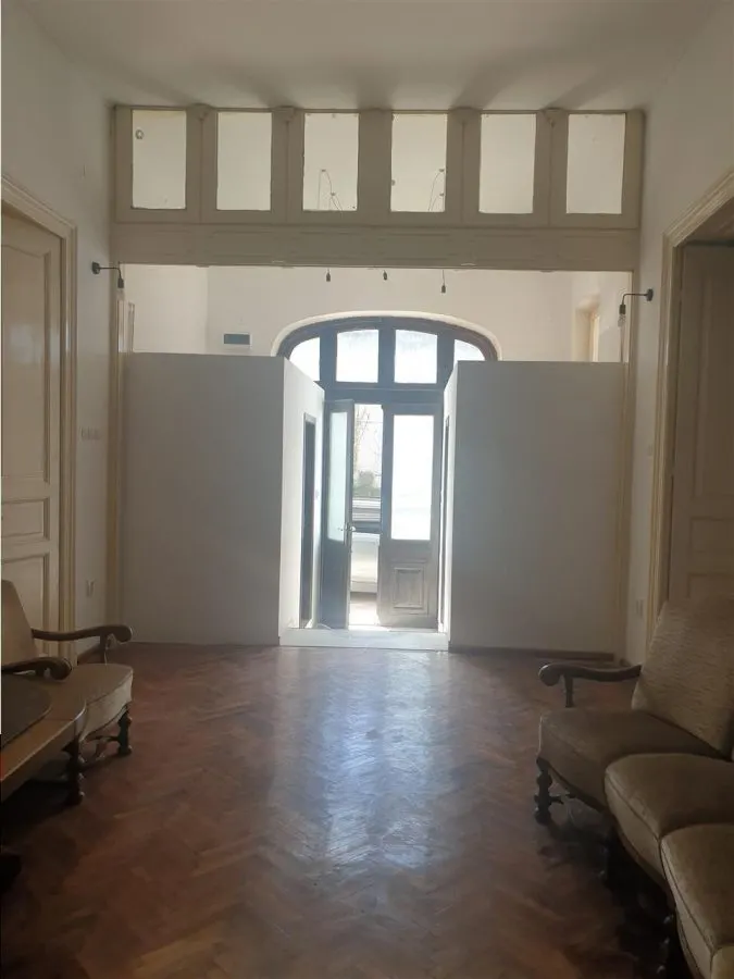 Casa cu etaj,teren 400 mp, pretabila : clinica, gradinita, birouri - foto 1