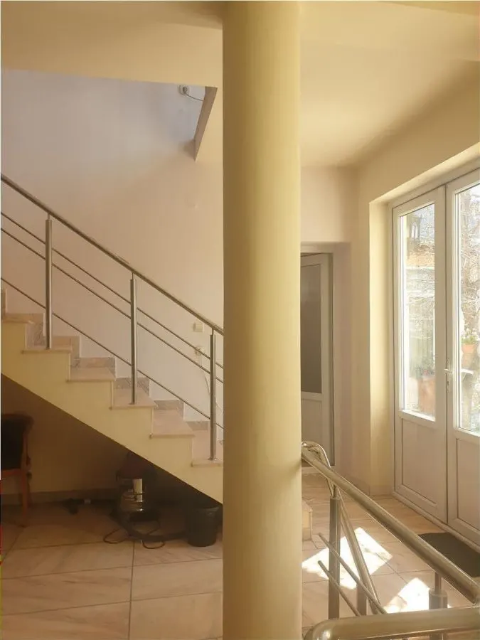 Casa cu etaj,teren 400 mp, pretabila : clinica, gradinita, birouri - foto 2