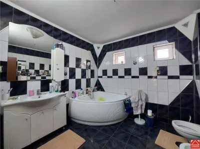 Casa mare pentru 2 familii sau pentru afacere - foto 12