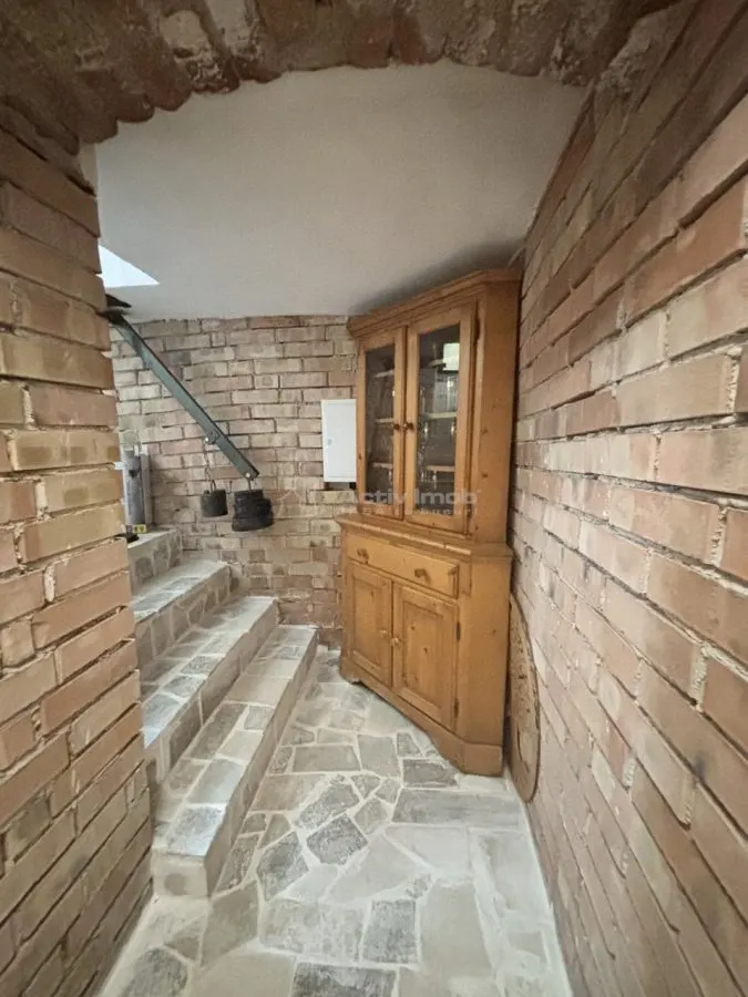Refugiu urban cu personalitate – Casa cu mansarda si crama amenajata -  zona centrala - foto 15