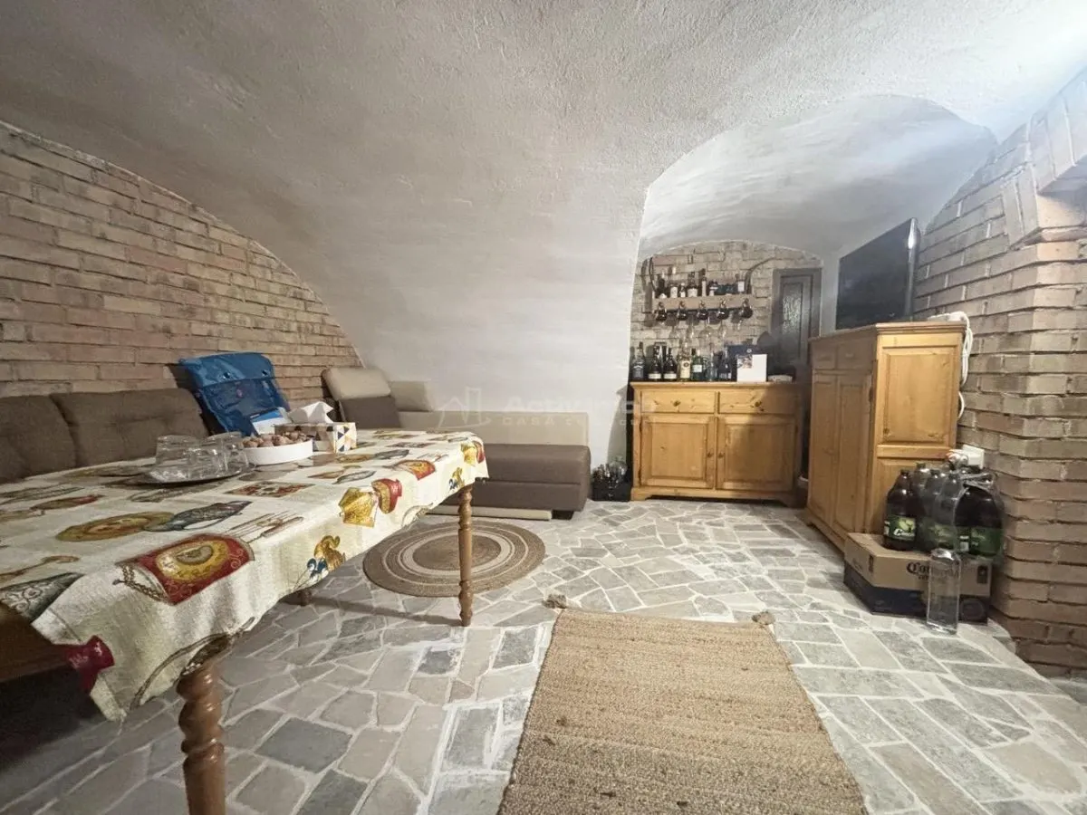 Refugiu urban cu personalitate – Casa cu mansarda si crama amenajata -  zona centrala - foto 17