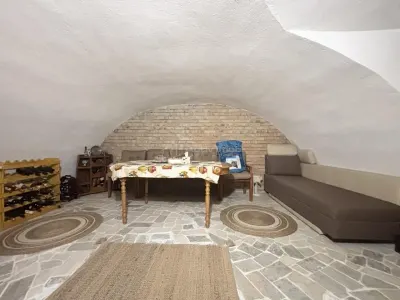 Refugiu urban cu personalitate – Casa cu mansarda si crama amenajata -  zona centrala - foto 18