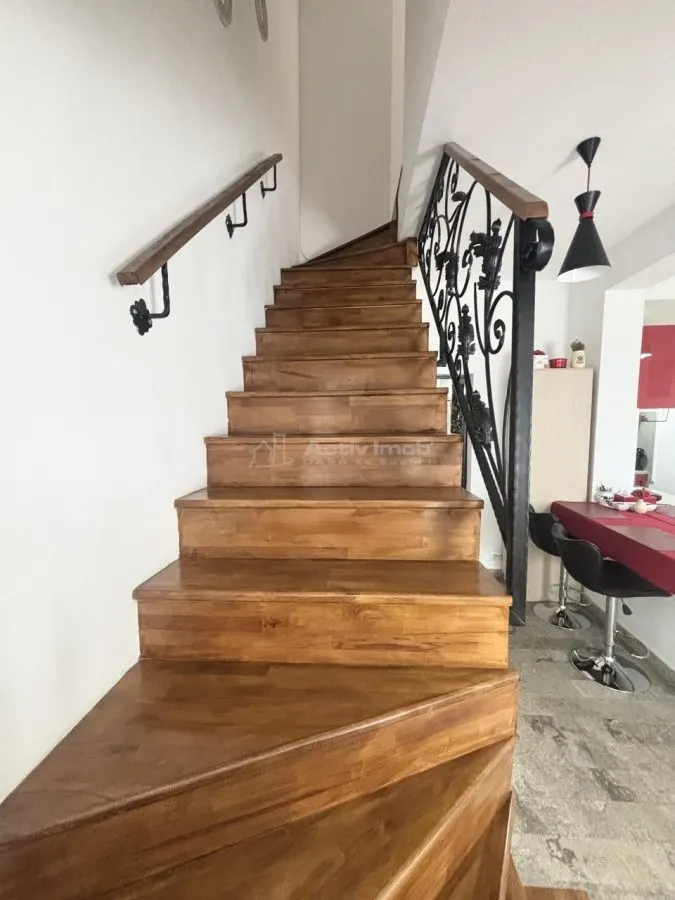 Refugiu urban cu personalitate – Casa cu mansarda si crama amenajata -  zona centrala - foto 7