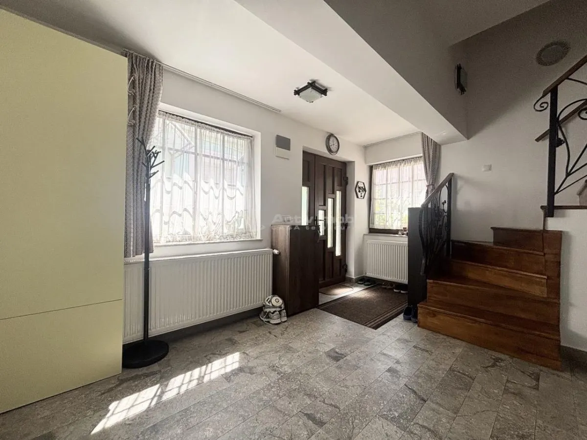 Refugiu urban cu personalitate – Casa cu mansarda si crama amenajata -  zona centrala - foto 10