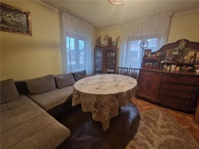 Casa P+M, teren 430 mp, pretabila - clinica, gradinita, locuinta - Liceul Triscu - Craiova