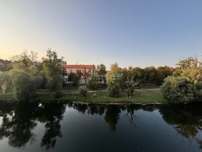 Apartament 129 mp cu vedere spre Crisul Repede si demisol independent in cladire istorica - Oradea