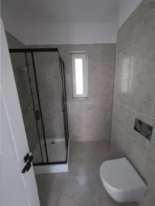 Casa parter - Tunari - 3 camere - 2 bai - 102 mp - prima inchiriere - foto 4