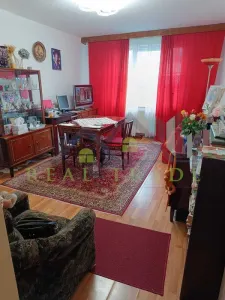 Apartament 3 camere etaj intermediar, boxa pe etaj, beci, - Brasov