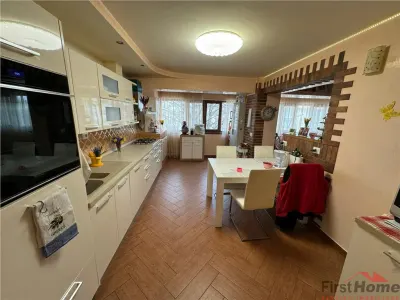 Apartament 3 camere, etaj 2, zona ultracentrala, renovat complet - Focsani
