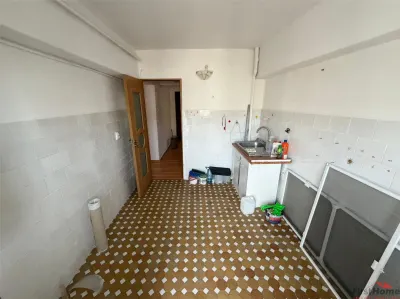 Apartament 4 camere, etaj 4, ultracentral, 1 loc de parcare - Focsani
