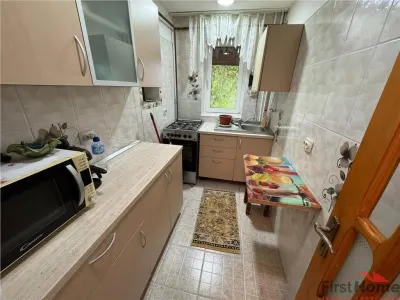 Apartament 4 camere, etaj 1, zona Sud - Paco, 61mp, CT, izolat, Pvc - Focsani