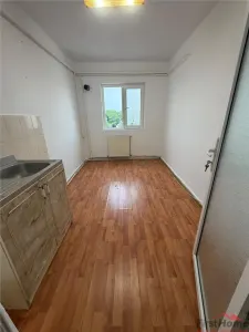 Apartament 2 camere,  58 mp, etaj 3 cu acoperis, zona Scoala 2 - foto 2