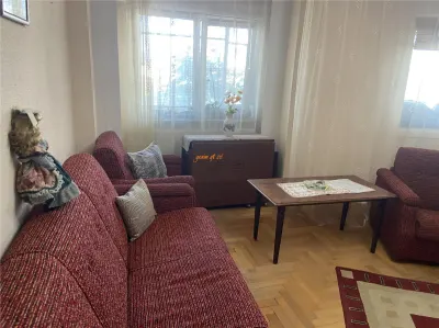 Apartament 3 camere in Focsani , zona centrala, et 2/4 , decomandat , 77 mp , liber , mobilat - foto 2