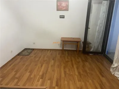 Garsoniera de vanzare , zona Spitalul Judetean Focsani , 28 mp , decomandata , et 3/3 ,mobilata partial - foto 2