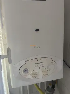 Apartament 3 camere , zona Politia Judeteana Focsani, et 1/4 , 71 mp , decomandat , mobilat - foto 3