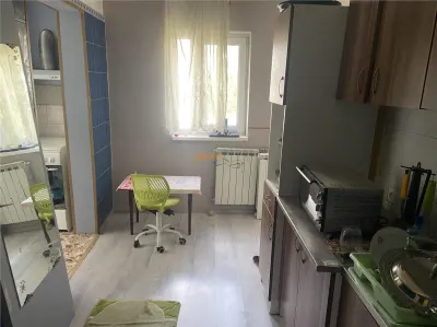 Apartament 2 camere ,etaj 1 din 4 , 54 mp, zona Inspectoratul Scolar, decomandat - foto 4