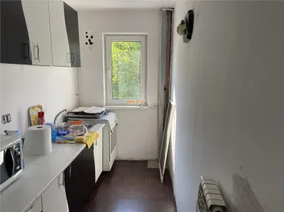 Apartament 4 camere , cartier Sud , decomandat , 58 mp , renovat , centrala termica proprie - foto 3