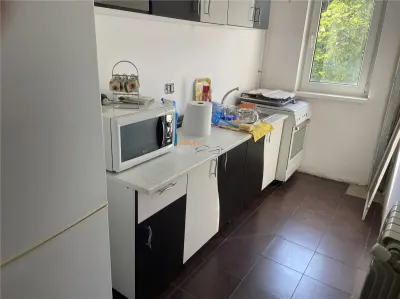 Apartament 4 camere , cartier Sud , decomandat , 58 mp , renovat , centrala termica proprie - foto 4