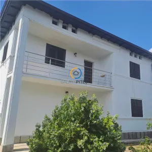 De vanzare teren + vila +anexa zona targului saptamanal, pretabila azil, gradinita, etc - Bradu