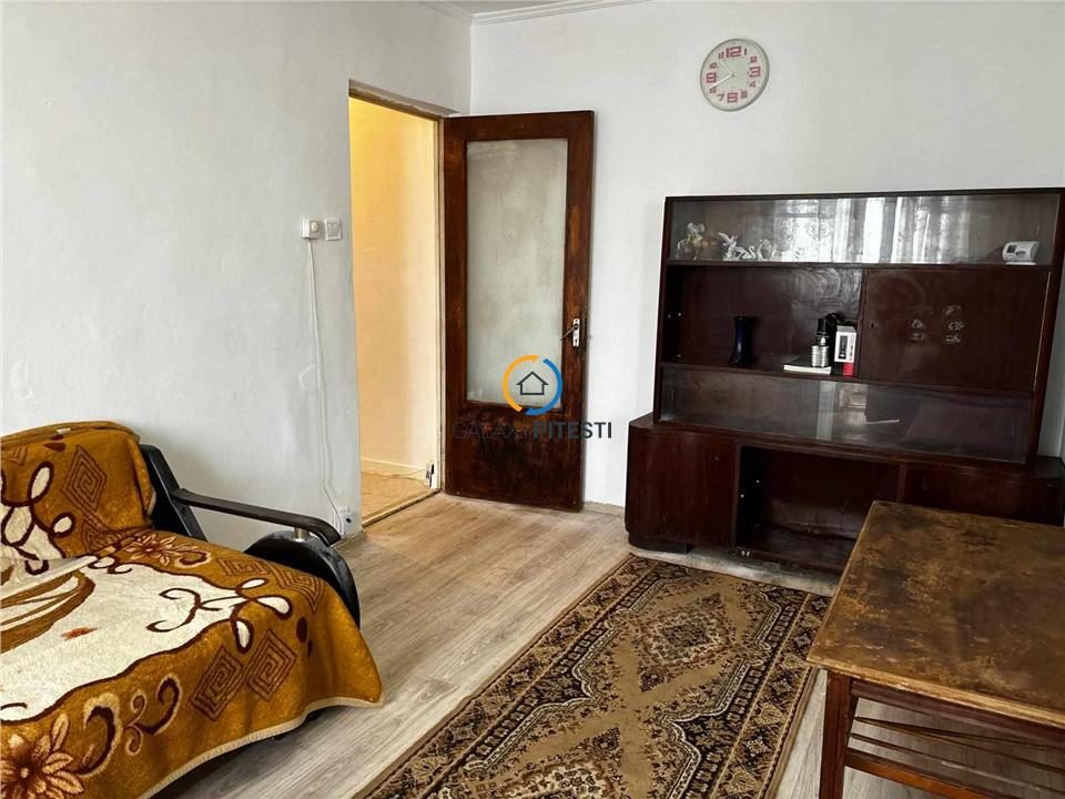 De vanzare apartament 2 camere Banat, etaj intermediar, dotat cu centrala termica - Pitesti