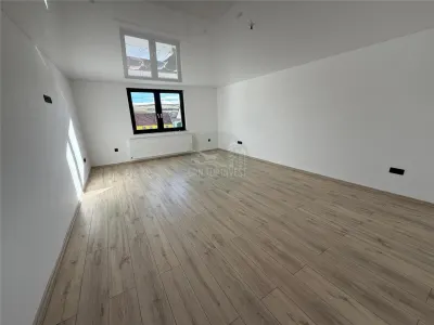 Casa cu 4 camere si 3 bai pretabila birouri in Sura  Mare - foto 2