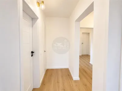 Apartament 3 camere decomandat 2 bai balcon pivnita zona Strand - foto 3