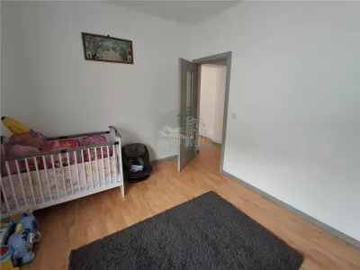 Casa formata din 2 apartamente pivnita zona Turnisor - foto 5