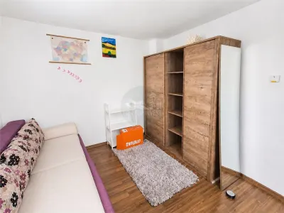 Casa individuala 6 camere pivnita 200mp curte zona Selimbar - foto 6