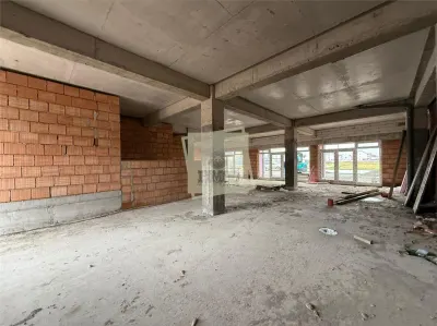 Spatiu comercial 137  mpu 3 intrari si 3 parcari pretabil afacere - foto 2