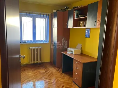 Apartament decomandat 3 camere etaj intermediar Vasile Aaron - foto 7