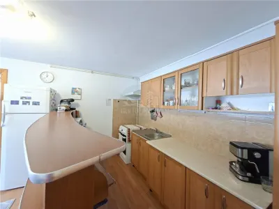Apartament 3 camere la casa curte pivnita parcare zona Centrala - foto 3