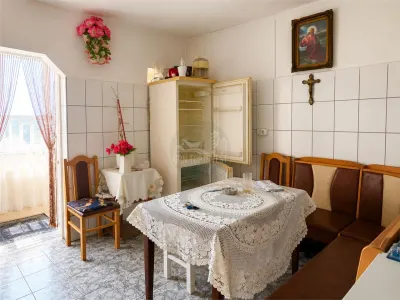 Apartament 2 camere decomandat balcon si pivnita zona Lazaret - foto 4