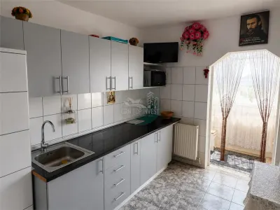 Apartament 2 camere decomandat balcon si pivnita zona Lazaret - foto 5